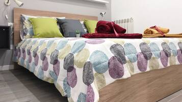 Escrivaninha, quartos à prova de som, Wi-Fi de cortesia, roupa de cama
