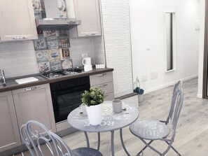 Deluxe kamer, balkon, uitzicht op stad (Smile) | Dineren in de kamer