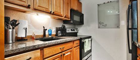 Jääkaappi, mikroaaltouuni, uuni, liesi