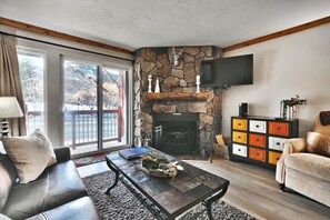 Smart TV, fireplace