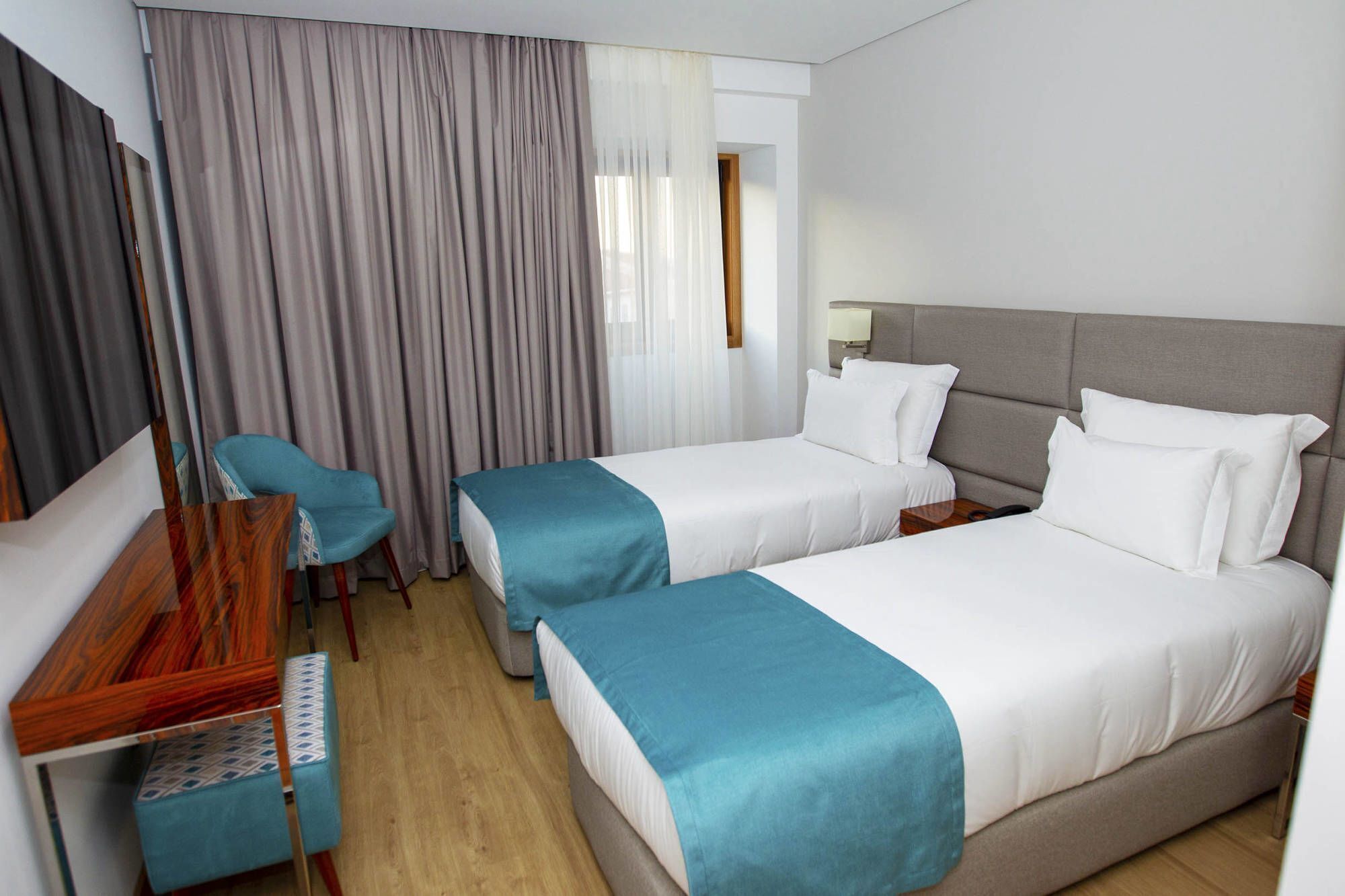 In-room safe, laptop workspace, blackout drapes, iron/ironing board