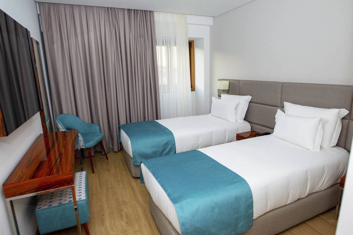 In-room safe, laptop workspace, blackout drapes