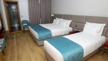 Familjerum | 1 sovrum, vÀrdeförvaringsskÄp pÄ rummet och arbetsyta för laptop