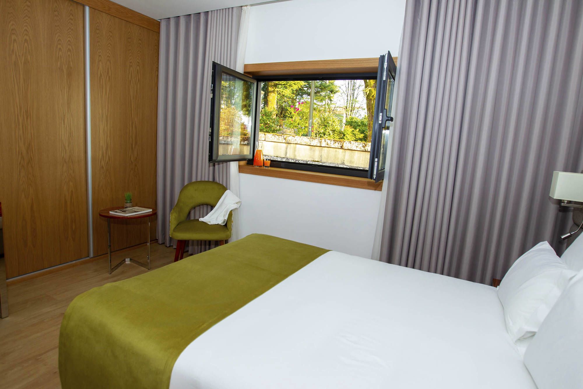 deluxe double or twin room | 1 bedroom, in-room safe, laptop workspace, blackout curtains