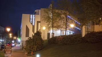 Boendets fasad - kvÀll/natt