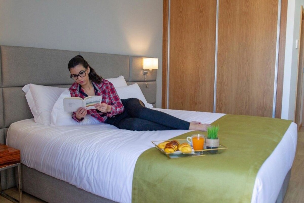 In-room safe, laptop workspace, blackout curtains