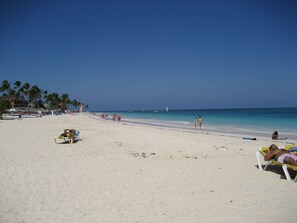 Playa en los alrededores y toallas de playa 