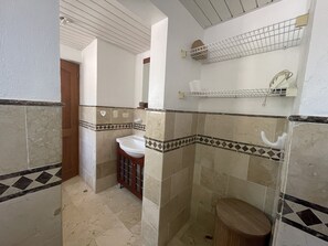 Combined shower/bathtub, hair dryer, bidet, towels - Quiet and beautiful apartment (Bávaro)