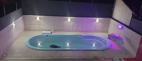 Indoor spa tub