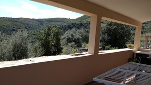 A balcony with a view of a mountainous landscape. - Holidays in San Teodoro (San teodoro)