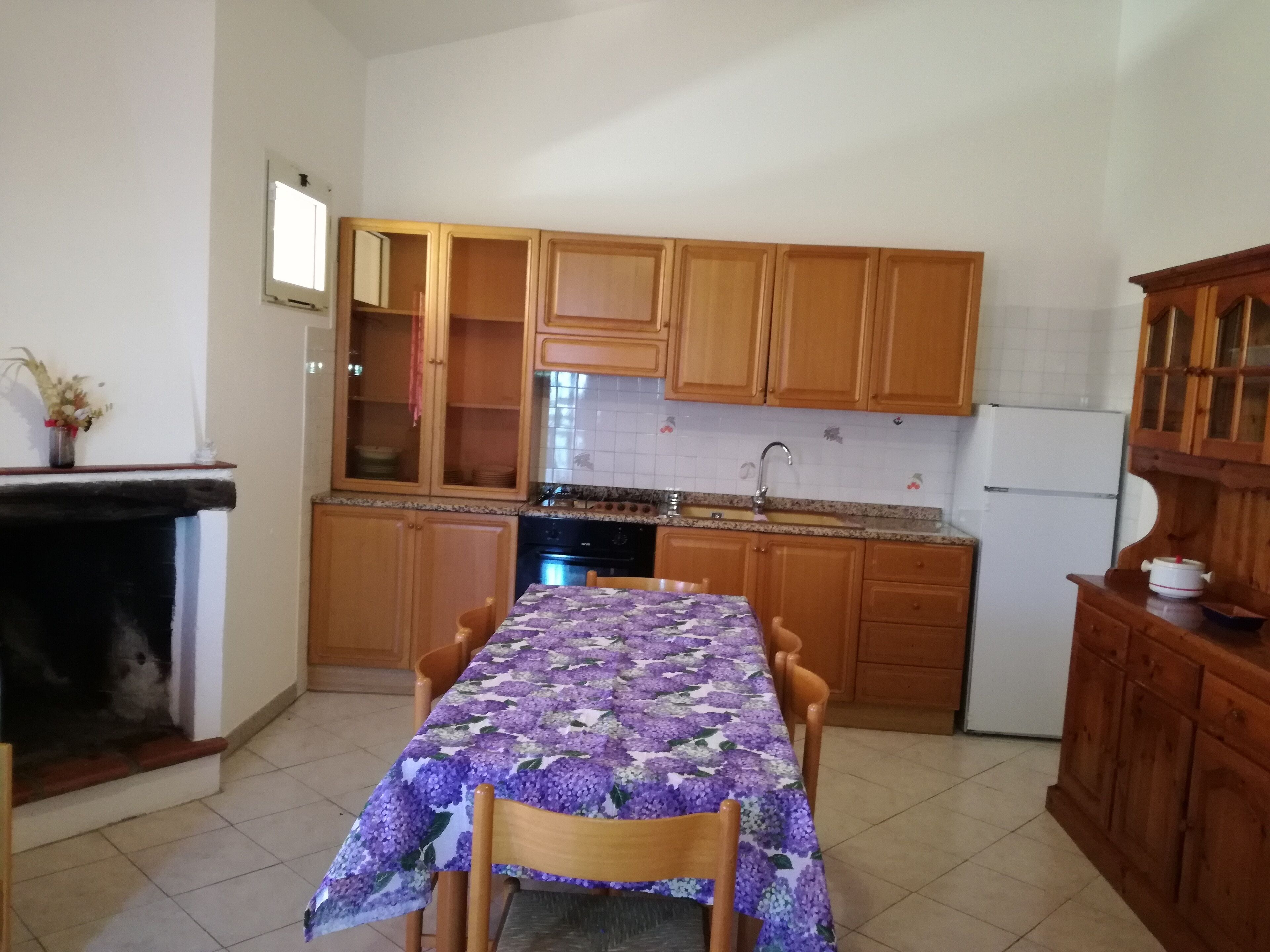 Réfrigérateur, un four, surface de cuisson, cafetière-théière