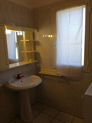 Dusche, kostenlose Toilettenartikel, Handtücher