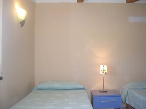 2 chambres, fer et planche à repasser, lit de bébé portatif