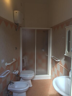 Suihku, hiustenkuivaaja, bidee