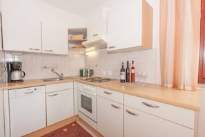 Fridge, oven, dishwasher, coffee/tea maker