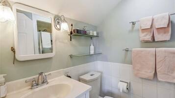 Chuveiro, secador de cabelo, roupões de banho