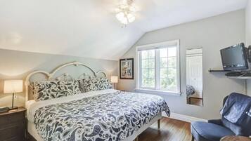 Quarto, 1 cama King | Individualmente decorados, individualmente mobiliados, cortinas blackout