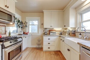 Frigorifero, microonde, forno, piano cottura