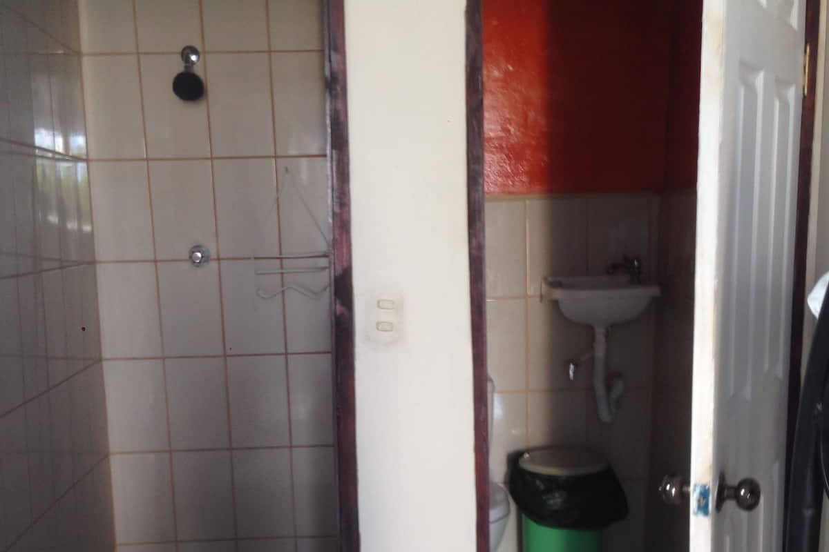 Doccia, set di cortesia gratuito, asciugamani, sapone