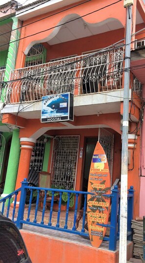A hostel with a sign advertising rooms with private bath, AC, fan, and TV cable. - Hostal Brisas y Olas - Hostel (San Juan del Sur)