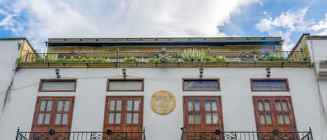 Un edificio con un cartel que dice "Sam's VIP Hostel San Gil".