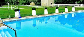 DOLCE VIDA -KENT ISLAND HOME WITH POOL AND OCEAN VIEW-sleeps 8-10-PETS ALLOWED.