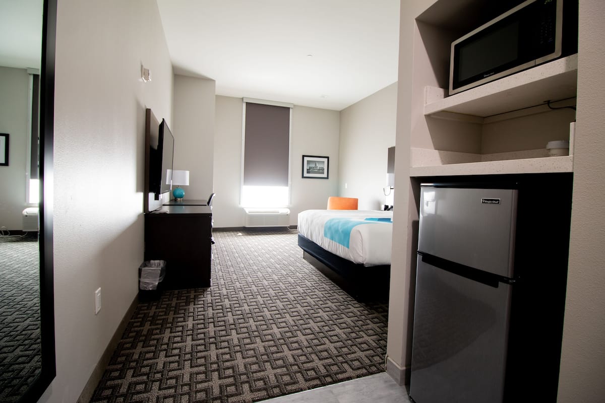 standard room, 1 king bed | desk, soundproofing, iron/ironing board, free wifi
