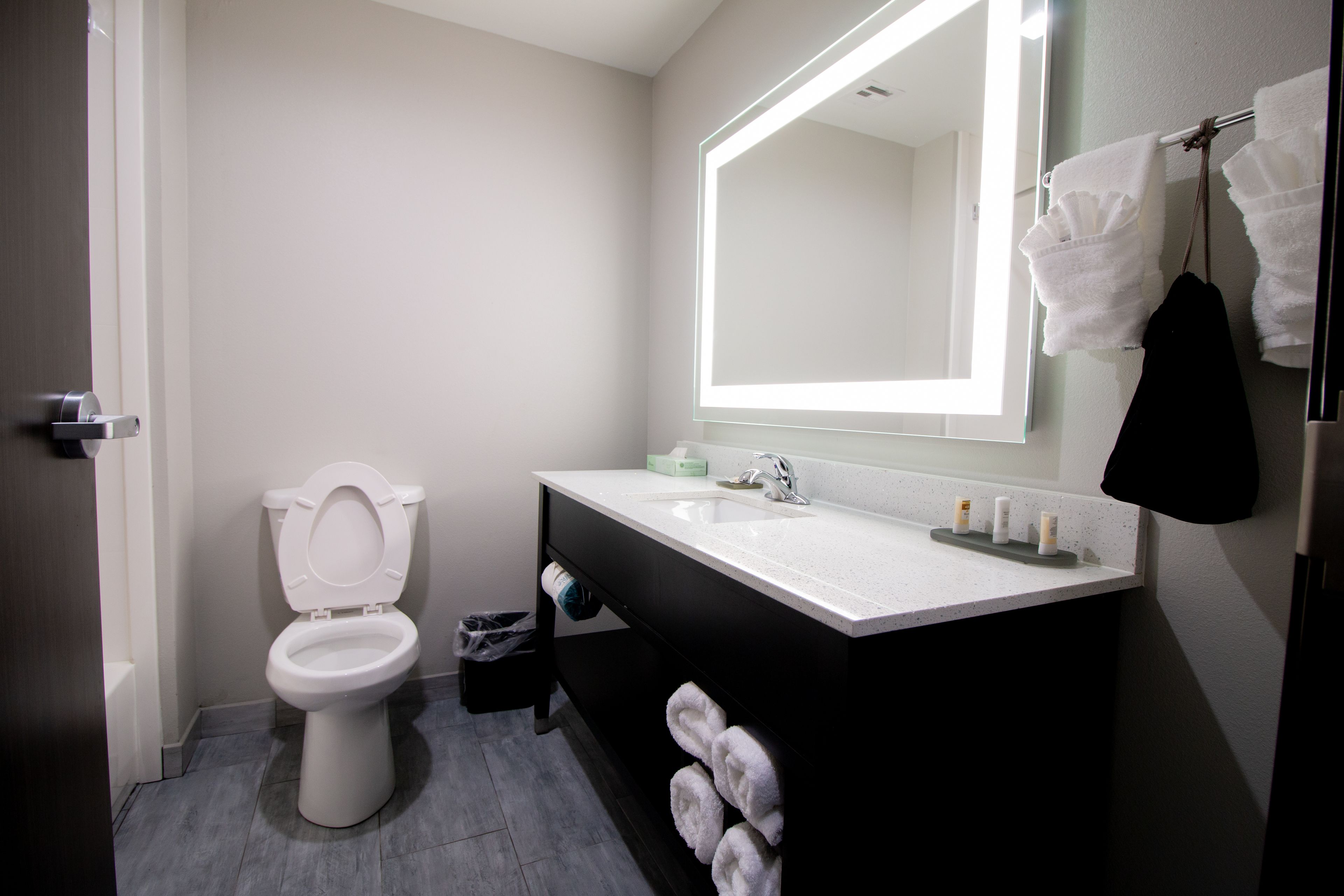 combined shower/bathtub, hair dryer, towels