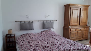 1 bedroom, iron/ironing board, internet, bed sheets