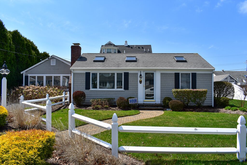 Three bedroom home with central air conditioning-walk to West Dennis Beach!