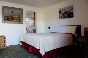 Chambre, 2 grands lits, cuisinette | Bureau, rideaux d’obscurcissement, fer et planche à repasser