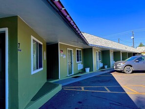 Front of property - Chalet Motel (Bend)