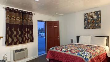 Standard Room, 1 Queen Bed, Non Smoking, Private Bathroom | Desk, blackout curtains, iron/ironing board, free WiFi
