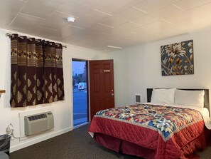 Chambre Standard, 1 grand lit, non-fumeur, salle de bain privée | Bureau, rideaux d’obscurcissement, fer et planche à repasser