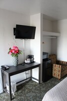 Escritorio, cortinas blackout y tabla de planchar con plancha 