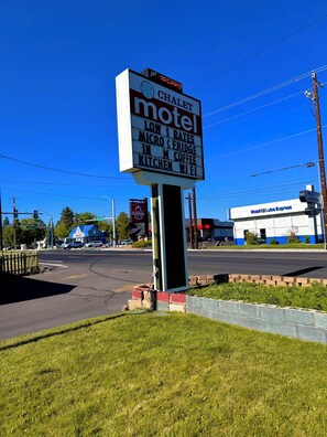 Front of property - Chalet Motel (Bend)