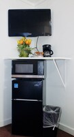 Escritorio, cortinas blackout y tabla de planchar con plancha 