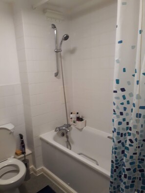 Haartrockner, Handtücher, Seife, Shampoo