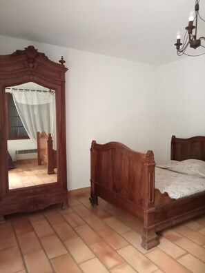 2 bedrooms, iron/ironing board, travel cot, free WiFi