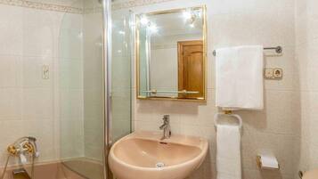 Kylpyamme, hiustenkuivaaja, pyyhkeet