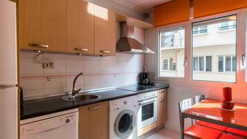 Jääkaappi, mikroaaltouuni, uuni, astianpesukone