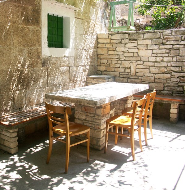 Outdoor dining - Apartments Kovoc Komiza - Apartment Josip (Komiža)