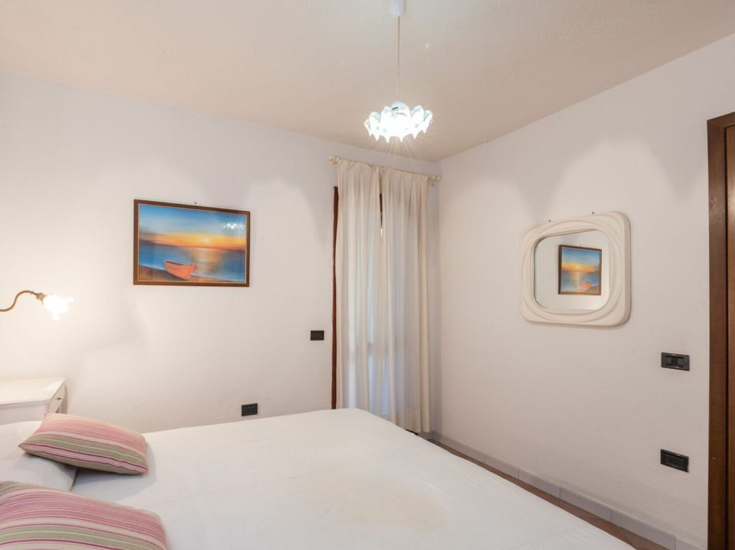 4 chambres, bureau, fer et planche à repasser, lit parapluie