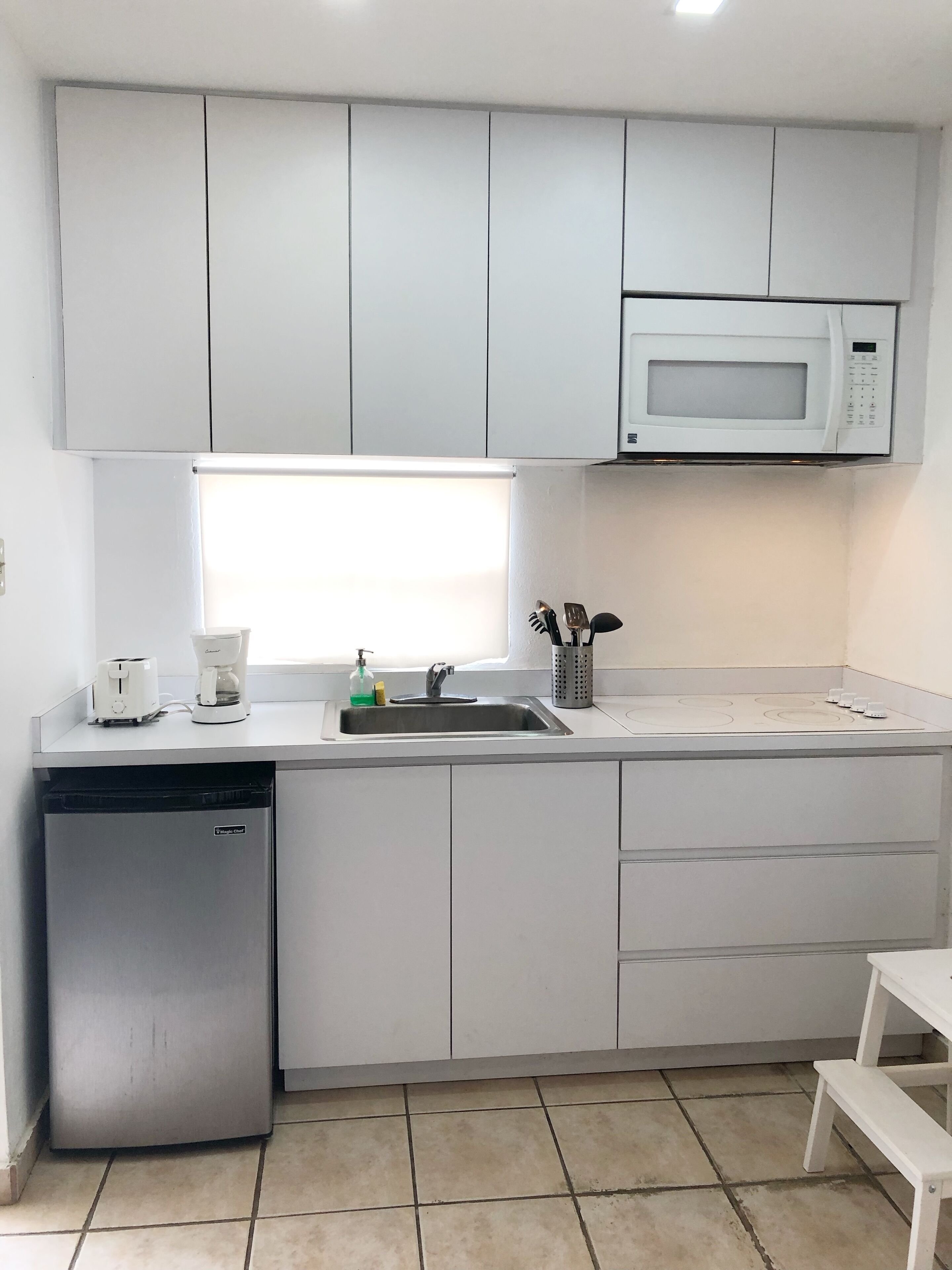 Jääkaappi, mikroaaltouuni, liesi, kahvin-/teenkeitin