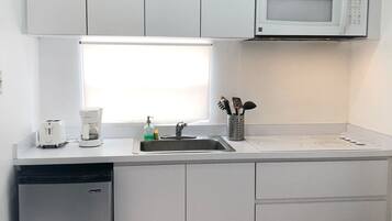 Jääkaappi, mikroaaltouuni, liesi, kahvin-/teenkeitin