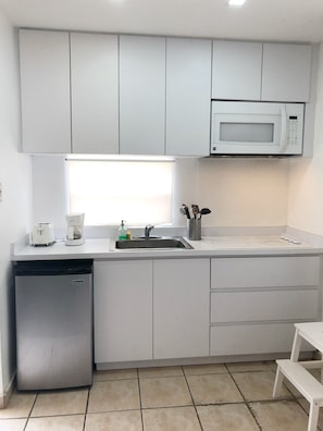 Refrigerador, microondas, placa de cocina, cafetera/tetera