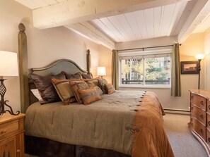 1 bedroom, iron/ironing board, WiFi, bed sheets - Lift One - Top floor one bedroom with a view (Aspen)
