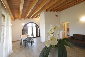 Maisonette, 3 Schlafzimmer | Wohnbereich | 15-Zoll-Plasmafernseher mit Satellitenempfang, Fernseher