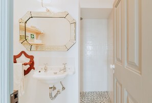 Dusj, hårføner, håndklær og toalettpapir