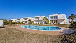 A modern residential complex with a central swimming pool, surrounded by well-maintained lawns and palm trees. - Ocean Villas-Villa Sol (Guia)